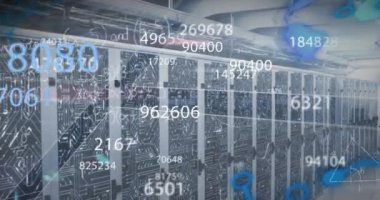 Değişen numaraların animasyonu, arka plandaki sunucu odasında matematiksel diyagramlar. Dijital bileşik, çoklu pozlama, eğitim, ağ oluşturma, teknoloji ve ağ sunucu kavramı.