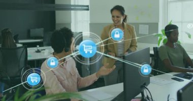 Ofisteki çeşitli iş adamlarının simgeleriyle bağlantı ağının animasyonu. Küresel iş, finans, hesaplama ve veri işleme kavramı dijital olarak oluşturulmuş video.