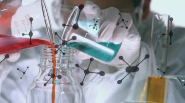 Kafkas erkek bilim adamı üzerinde laboratuvar yemekleriyle moleküllerin animasyonu. Küresel bilim, tıp, araştırma, hesaplama ve veri işleme kavramı dijital olarak oluşturulmuş video.