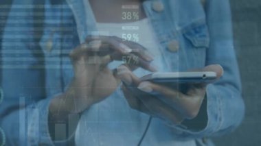 Akıllı telefon kullanan iki ırklı kadının finansal veri işleme animasyonu. Dijital olarak oluşturulmuş küresel bağlantılar, hesaplama ve veri işleme kavramı.