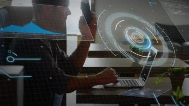 Grafik animasyonu, bilgisayar dili, dizüstü bilgisayarda çalışan ve cep telefonuyla konuşan beyaz adam. Dijital bileşik, çoklu pozlama, daire, rapor, iş, kodlama ve teknoloji kavramı.