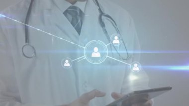 Dijital tablet kullanan beyaz erkek doktor üzerindeki çizgilerle bağlantılı profil simgelerinin canlandırılması. Dijital bileşik, sosyal medya, telekomünikasyon, sağlık, portre, mutlu, hastane ve teknoloji.