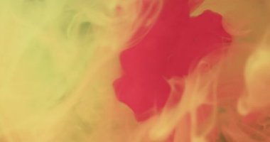 Suyun içinde sarı ve kırmızı mürekkebin fotokopi alanı ile yakın çekim videosu. Mürekkep, renk, sıvı ve hareket kavramı.