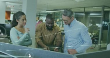 Ofisteki çeşitli iş adamlarının simgeleriyle bağlantı ağının animasyonu. Küresel iş, finans, hesaplama ve veri işleme kavramı dijital olarak oluşturulmuş video.