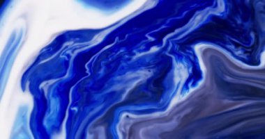 Sudaki mavi ve beyaz mürekkebin fotokopi alanı ile yakın çekim videosu. Mürekkep, renk, sıvı ve hareket kavramı.