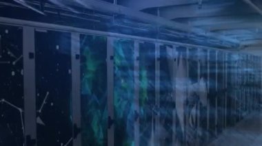 Bilgisayar dilinin sunucu odasına karşı küre oluşturan birbirine bağlı noktalar üzerindeki animasyonu. Dijital bileşik, çoklu pozlama, iletişim, küreselleşme, teknoloji ve ağ sunucu kavramı.