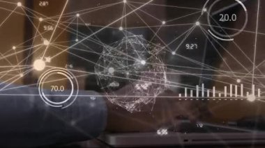 Kafkasyalı iş adamı üzerinden laptopla dünya ile bağlantı ağının animasyonu. Küresel ağlar, işletmeler, finansmanlar, hesaplama ve veri işleme kavramı dijital olarak oluşturuldu.