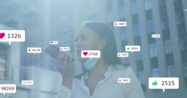 Siyah bir kadın akıllı telefonuyla konuşuyor ve şehir caddesinde yürürken maske takıyor. Dijital arayüz teknolojisi ve bağlantılar konsepti dijital olarak oluşturuldu.