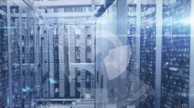 Simgeler ve bilgisayar sunucuları veri işleme, bağlantılar ve dijital arayüz kavramı üretir. Küresel bağlantılar veri işleme ve dijital arayüz konsepti dijital olarak oluşturulmuş video.