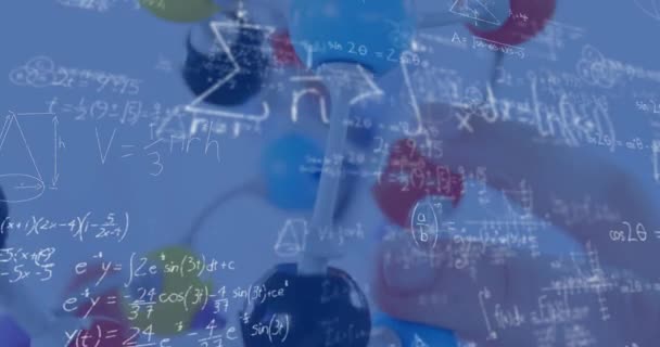 Анімація Математичних Рівнянь Діаграм Над Моделлю Молекул Столі Цифровий Композит — стокове відео