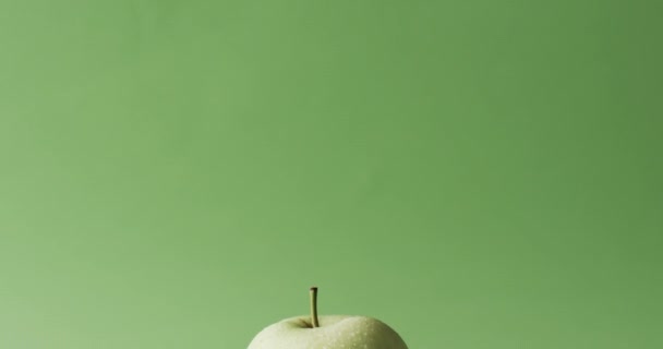 绿色苹果的视频 带有绿色背景的复制空间 新鲜食品 水果和色彩概念 — 图库视频影像