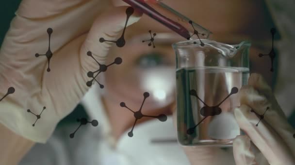Animacja Molekuł Nad Białą Kobietą Naukowcem Naczyniami Laboratoryjnymi Koncepcja Globalnej — Wideo stockowe