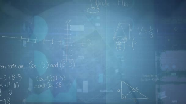 蓝色背景上的数学方程和图表在图形和交易板上的动画化 数字生成 全息图 股票市场概念 — 图库视频影像
