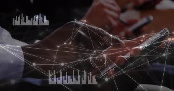 Animación Red Conexiones Través Empresarios Caucásicos Utilizando Teléfonos Inteligentes Redes — Vídeos de Stock