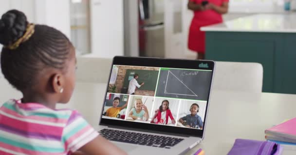 Різні Школярі Мають Ноутбук Відео Виклик Вчителем Чоловічої Статі Підняття — стокове відео