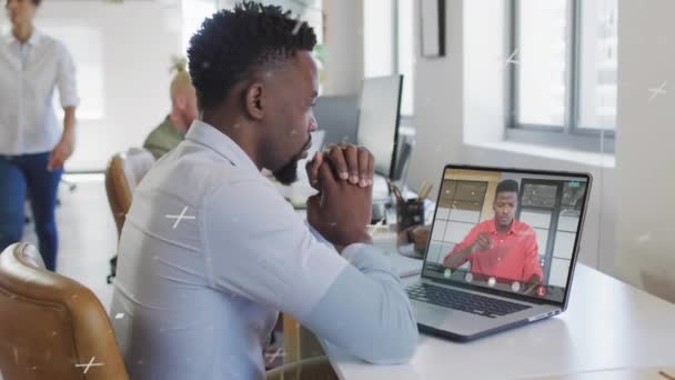 Анимация Икс Символов Над Африканскими Американскими Коллегами Обсуждается Видеозвонке Ноутбуке — стоковое видео