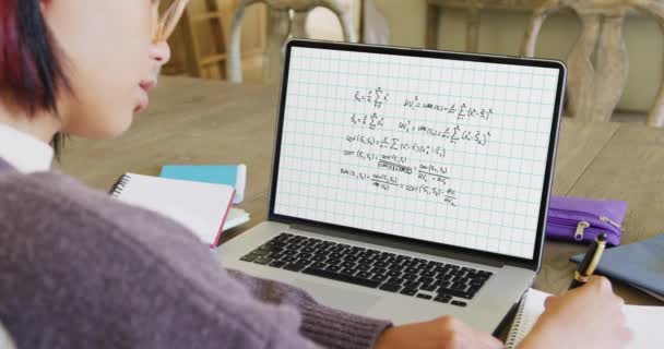 Asiática Estudiante Que Tiene Clase Videollamada Portátil Con Ecuaciones Matemáticas — Vídeos de Stock