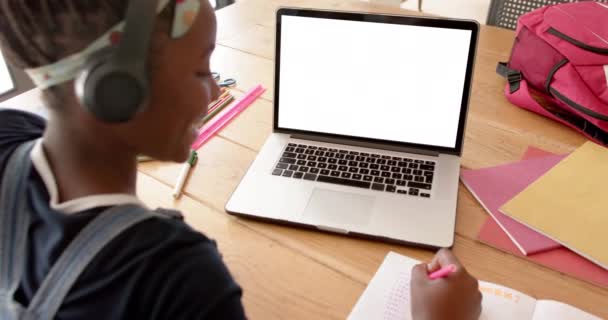 Samenstelling Van Afrikaans Amerikaans Schoolmeisje Laptop Online Leren Met Een — Stockvideo