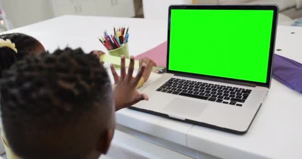 Samenstelling Van Afrikaans Amerikaans Schoolmeisje Schooljongen Laptop Online Leren Met — Stockvideo