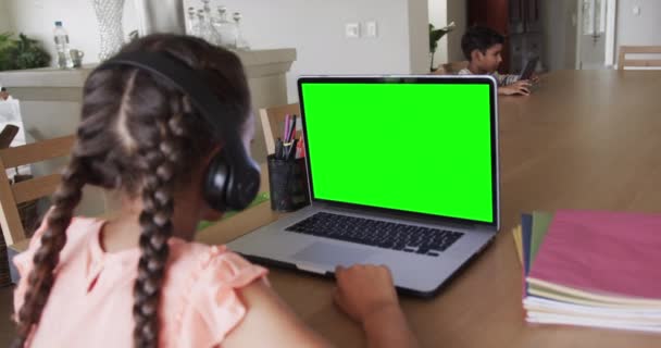 Összetétele Biracial Iskolás Lány Laptopon Online Tanulás Zöld Képernyőn Oktatás — Stock videók