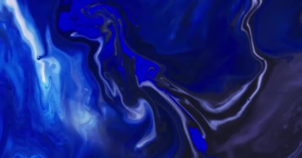 蓝色和白色墨水在水中与复制空间的特写视频 液体和运动概念 — 图库视频影像