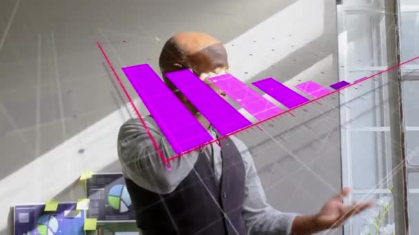 Animation Der Verarbeitung Von Finanzdaten Über Den Afrikanisch Amerikanischen Geschäftsmann — Stockvideo