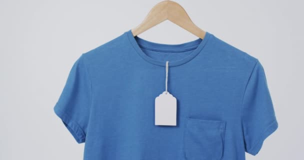Video Shirt Blu Con Tag Appendiabiti Spazio Copia Sfondo Bianco — Video Stock
