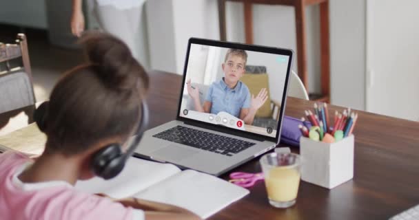 Zróżnicowana Uczennica Która Zajęcia Laptopie Rozmawia Przyjaciółką Zwolnionym Tempie Szkoła — Wideo stockowe