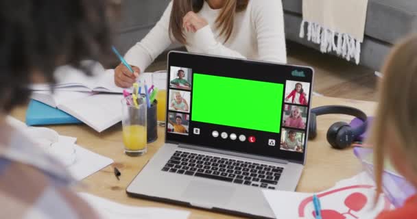 Studenti Diversi Che Fanno Videochiamate Laptop Con Spazio Copiare Scolari — Video Stock
