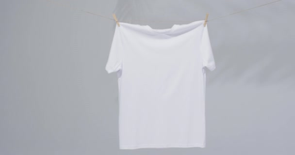 Video Shirt Bianca Con Mollette Spazio Copia Sfondo Grigio Moda — Video Stock