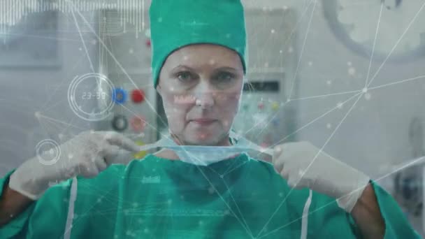 Animatie Van Gegevensverwerking Kaukasische Vrouwelijke Chirurg Gezichtsmasker Wereldwijd Concept Voor — Stockvideo
