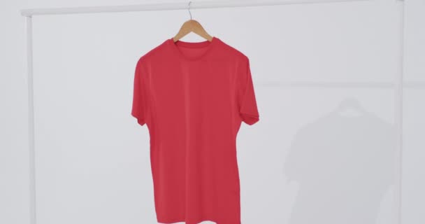 Vídeo Camiseta Vermelha Cabide Espaço Cópia Fundo Branco Moda Tendências — Vídeo de Stock
