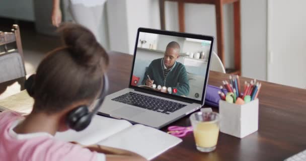 Zusammensetzung Von Afrikanisch Amerikanischen Schulmädchen Auf Laptop Online Lernen Und — Stockvideo