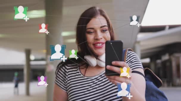 スマートフォン付きの白人女性に対するアイコンとの接続のネットワークのアニメーション グローバルネットワーク ビジネス コンピューティング データ処理のコンセプトをデジタル生成したビデオ — ストック動画
