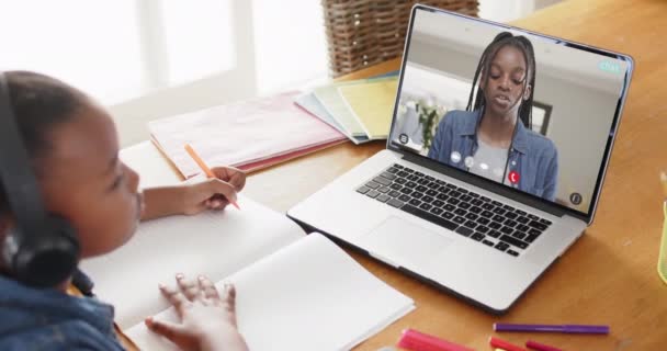 Aluna Afro Americana Tendo Aula Sobre Videochamada Para Laptop Com — Vídeo de Stock