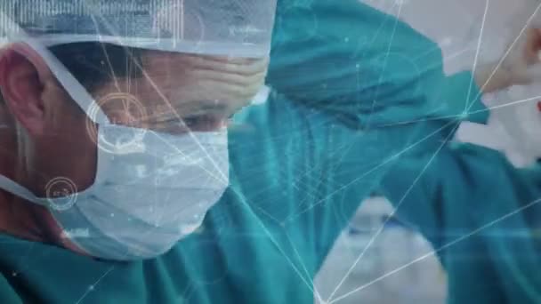 在戴口罩的高加索男性外科医生的数据处理动画 全球医疗保健 计算和数据处理概念 — 图库视频影像