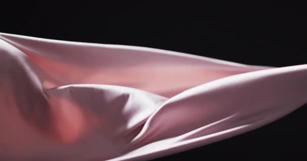 Animering Rosa Tyg Blåser Med Kopieringsutrymme Över Svart Bakgrund Tyg — Stockvideo