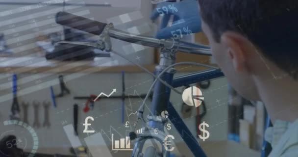 Animação Processamento Dados Financeiros Sobre Homem Caucasiano Fixação Bicicleta Oficina — Vídeo de Stock