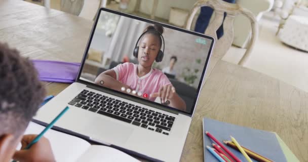 Zusammensetzung Eines Afrikanisch Amerikanischen Jungen Laptop Beim Online Lernen Mit — Stockvideo