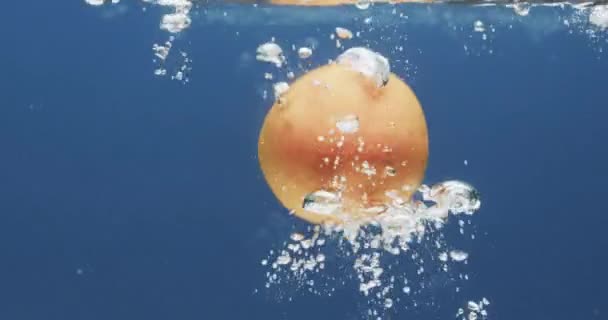Video Arancione Che Cade Acqua Con Spazio Copia Sfondo Blu — Video Stock