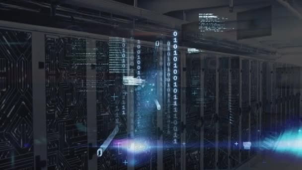 バイナリコード コンピュータ言語 サーバールームのサーバーラック上の回路基板パターンのアニメーション デジタル複合 複数の露出 コーディング データセンター ネットワーキング テクノロジー ネットワークサーバー — ストック動画
