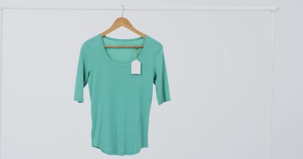Video Shirt Verde Con Tag Appendiabiti Spazio Copia Sfondo Bianco — Video Stock