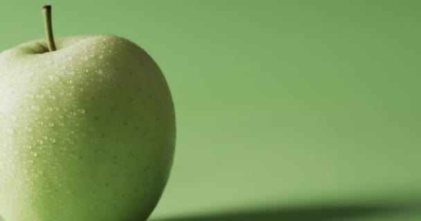 Video Grönt Äpple Med Kopieringsutrymme Över Grön Bakgrund Koncept För — Stockvideo