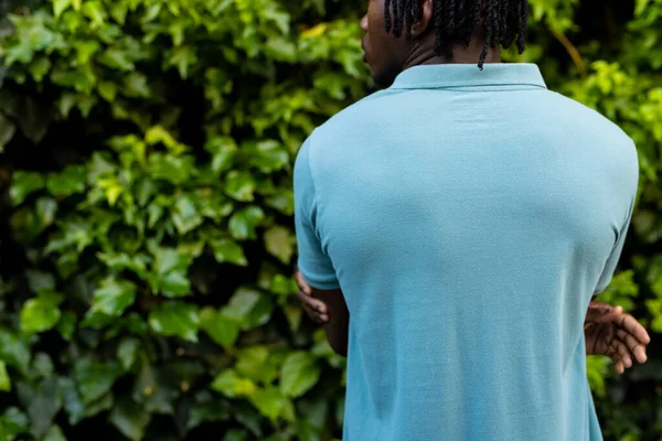 Vista Posteriore Uomo Afro Americano Con Dreadlocks Indossando Polo Blu — Foto Stock