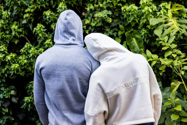 Bahçede Beyaz Gri Kapüşonlu Sweatshirt Giyen Afro Amerikan Çiftin Dikiz — Stok fotoğraf