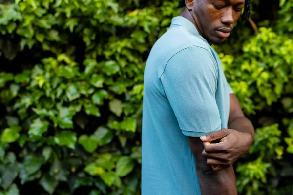 Den Afroamerikanske Mannen Blekblå Pikétröja Trädgården Kopieringsutrymme Mode Fritidskläder Och — Stockfoto
