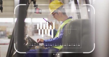 Depoda çalışan Asyalı adamın ekranındaki veri işleme animasyonu. Küresel gönderme, ağlar, dijital arayüz, hesaplama ve veri işleme kavramı dijital olarak oluşturulmuş video.