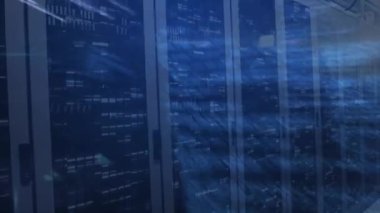 Arkaplanda sunucu odasıyla barlar üzerinden bilgisayar dilinin animasyonu. Dijital bileşik, çoklu pozlama, teknoloji, kodlama, veri merkezi, ağ sunucu kavramı.