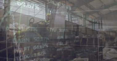 Finansal veri işleme ve fabrikada çalışan adamın istatistiklerinin animasyonu. Küresel iş, finans, hesaplama ve veri işleme kavramı dijital olarak oluşturulmuş video.