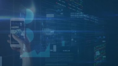 Dünya haritası ve akıllı telefondan finansal veri işleme animasyonu. Küresel iş, finans, hesaplama ve veri işleme kavramı dijital olarak oluşturulmuş video.